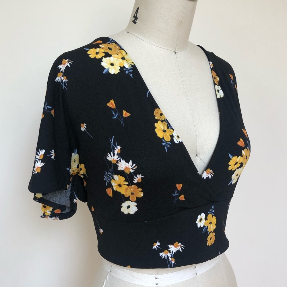 NWOT Open Tie Back Top - Picture 2 of 5